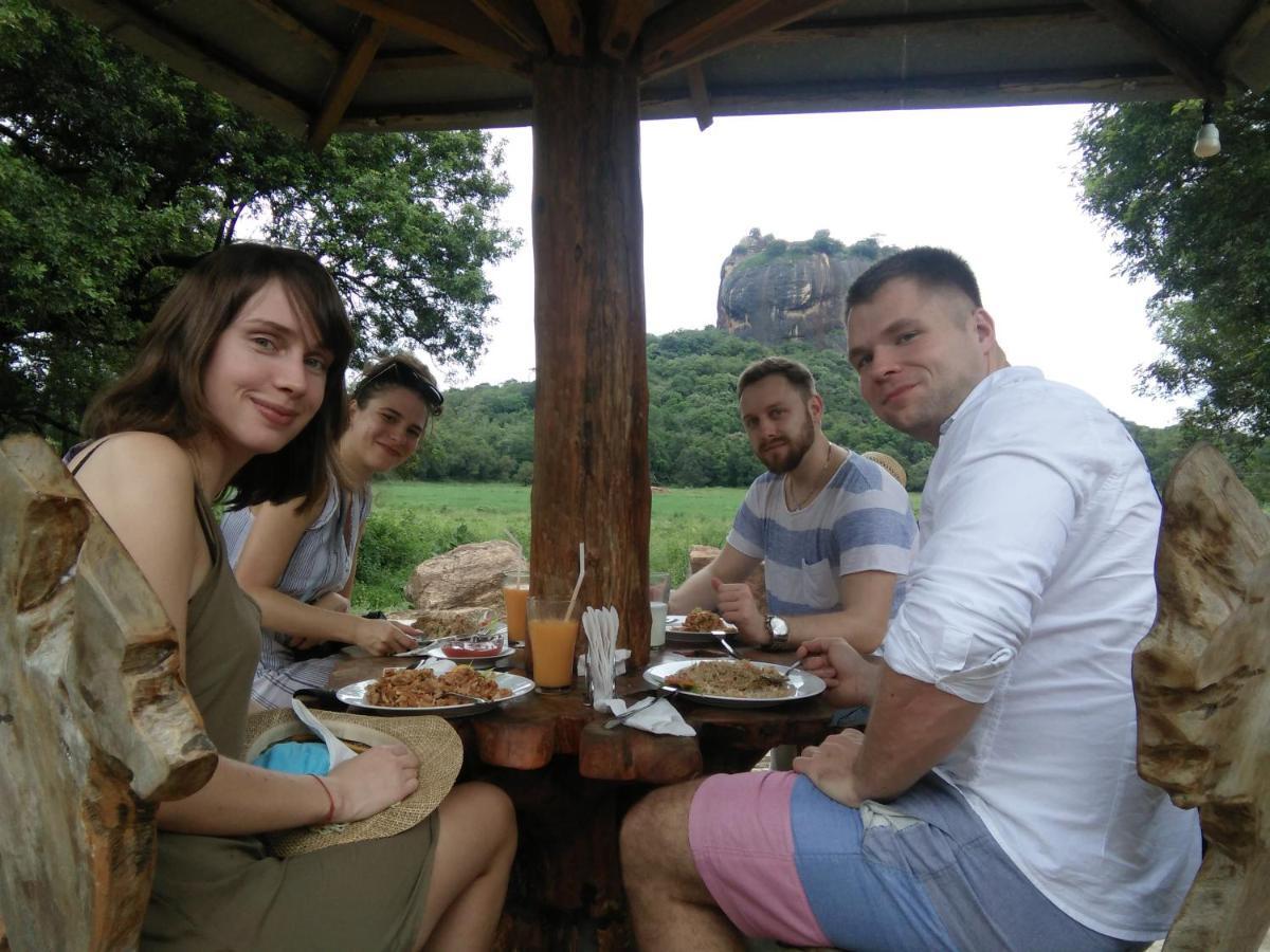 Amaya River Side Homestay Sigirîya Extérieur photo